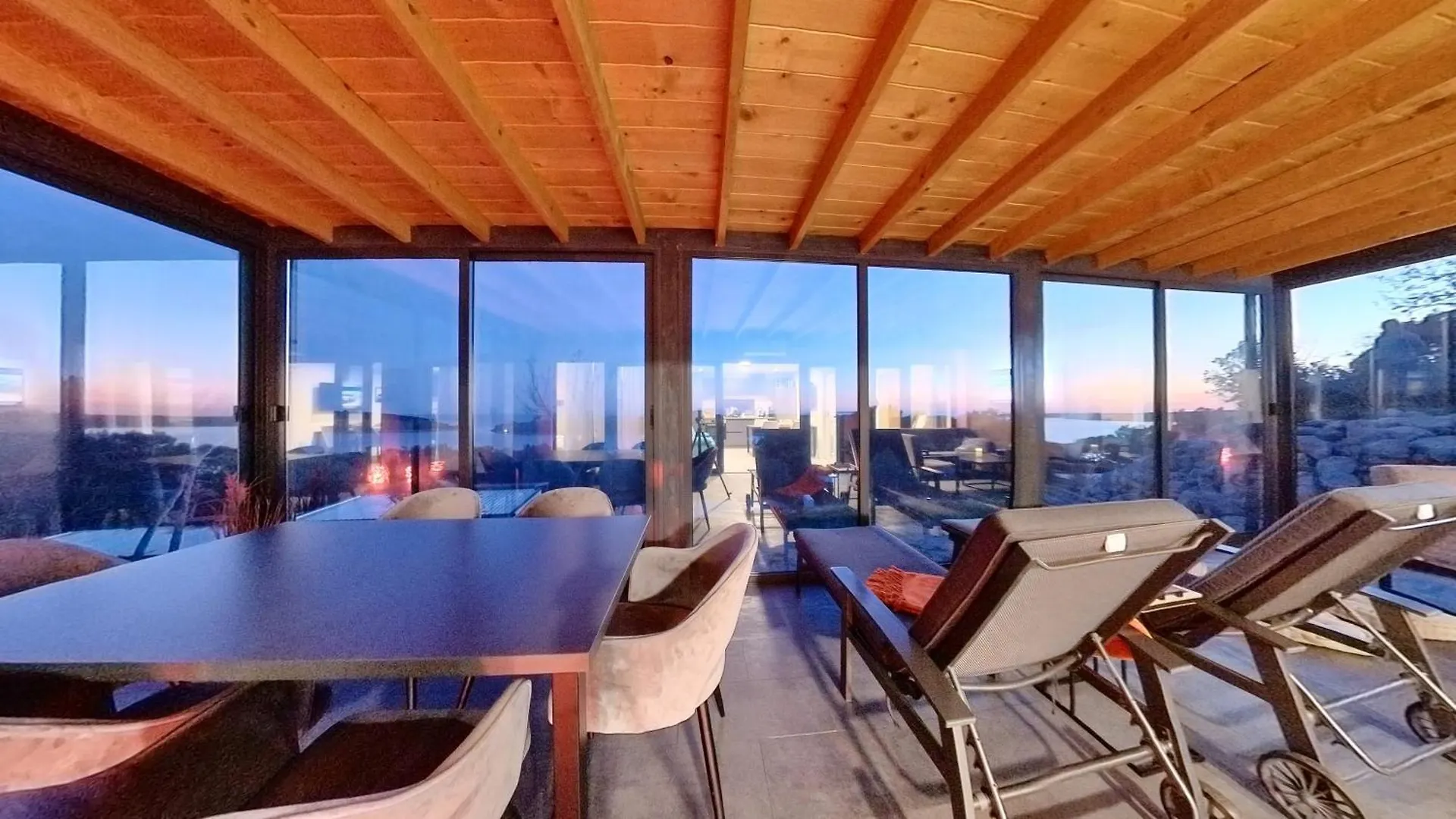 Sea View Orange By Vellaris, Luxury Mobile Home 木洛希尼 度假居